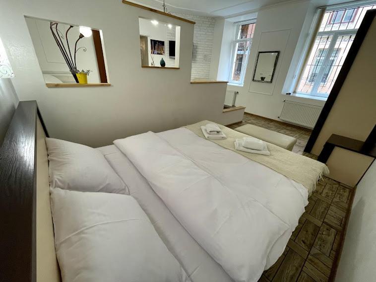 White Rooms On City Center Lviv Extérieur photo